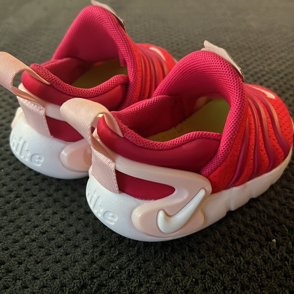 NWOT Nike Baby Dynamo Go Flyease SE Strawberry Swirl - Sz 3C - Picture 2 of 5